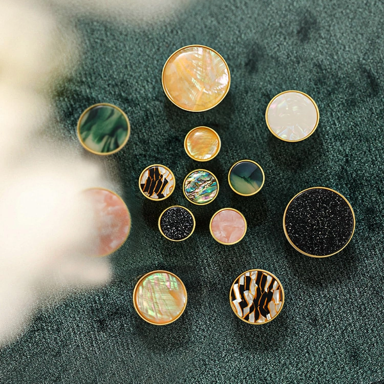 4 Pack 1-1/3 Inch Natural Shells Cabinet Knobs Pulls Drawer Knobs Hanging Hooks Brass Furniture Dresser Kitchen Hardware Pulls Knobs Handle, Colorful Shell, M