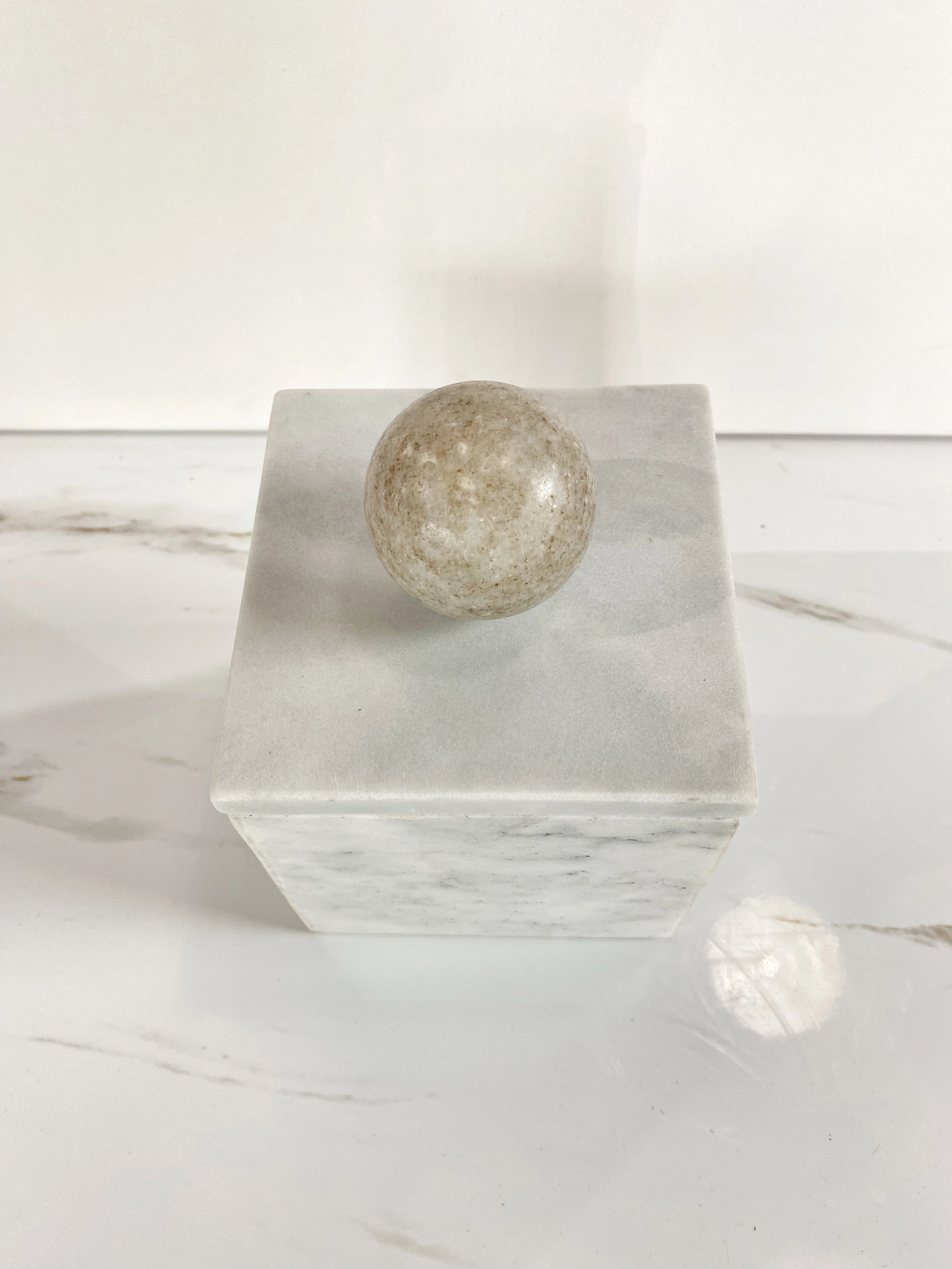Ball Top Marble Box