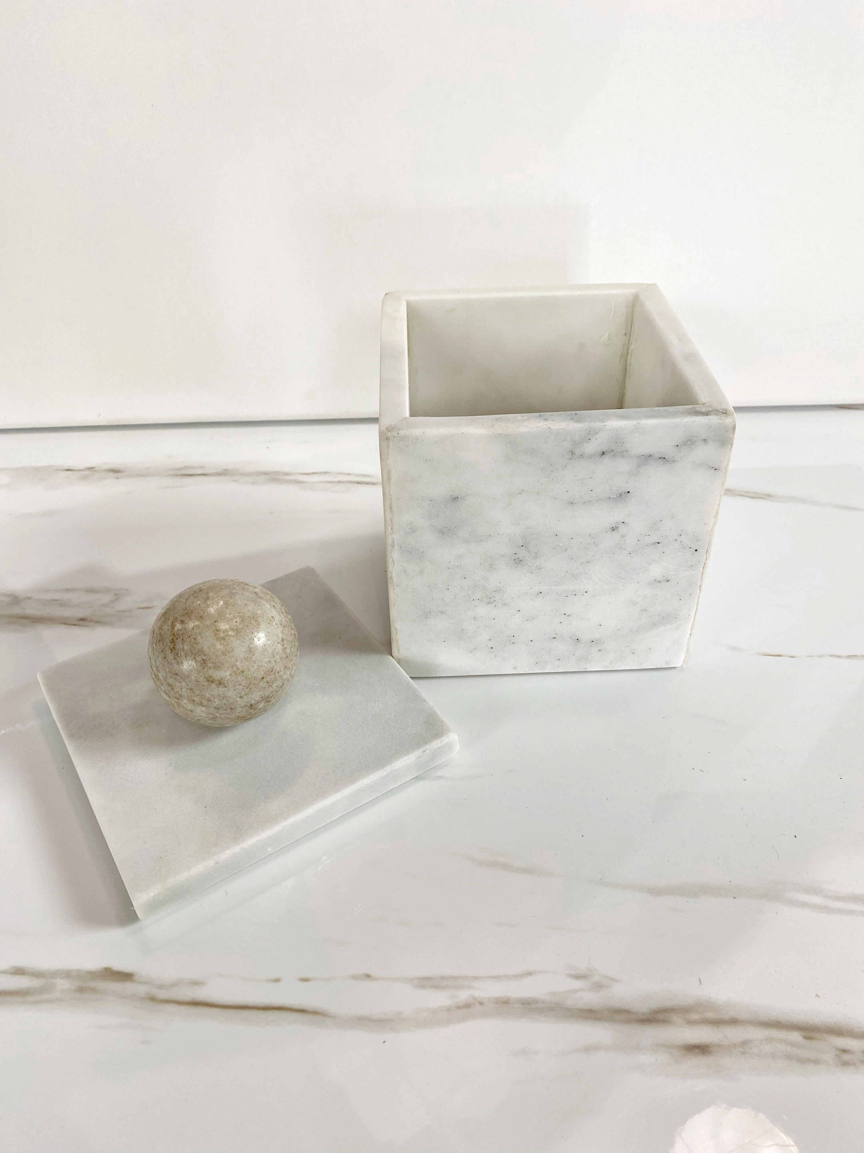 Ball Top Marble Box