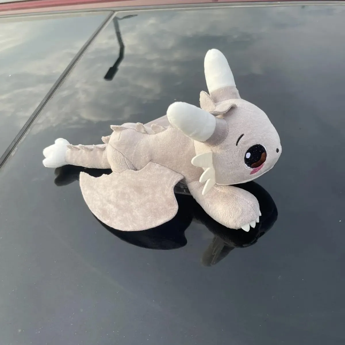 Car Accessory Little Flying Dragon Plush, Car Exterior Cool Car Roof Decoration Toy, Ornamen Accessories with Suction Cup, Flying Dragon Stuffed Plush Animal with Movable Wings-White 13 Inch