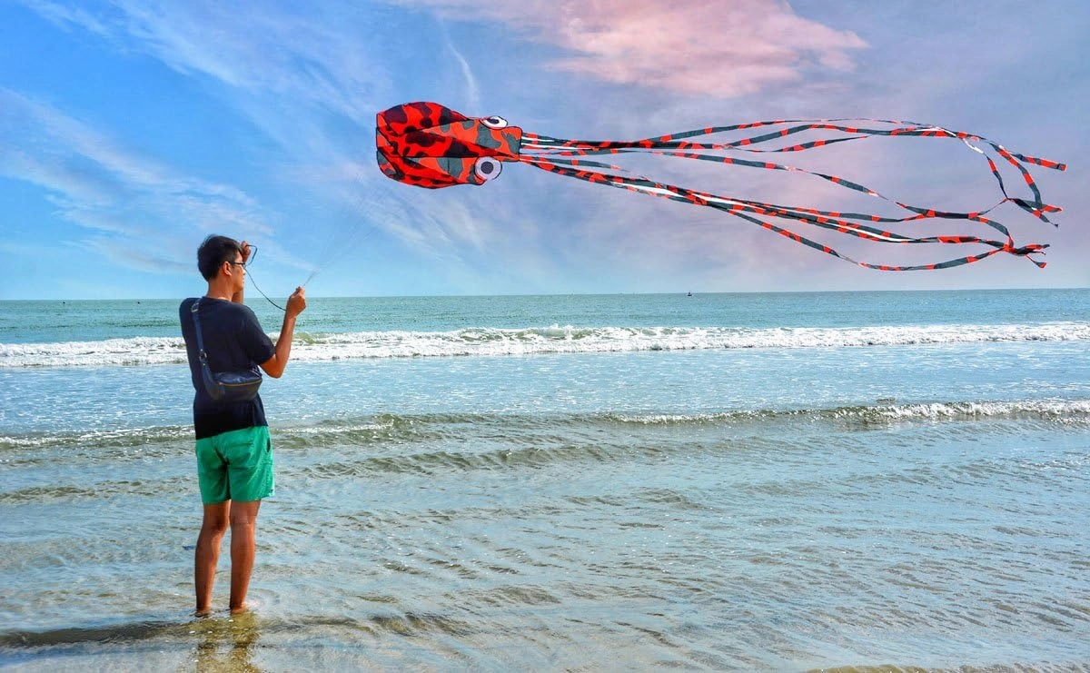 Kizh Kite Octopus Large Frameless Soft Parafoil Kites for Kids and Adults Easy Flyer Kite for Beach Park Garden Playground 150 Inchs Long Perfect Outdoor Fun(Red)