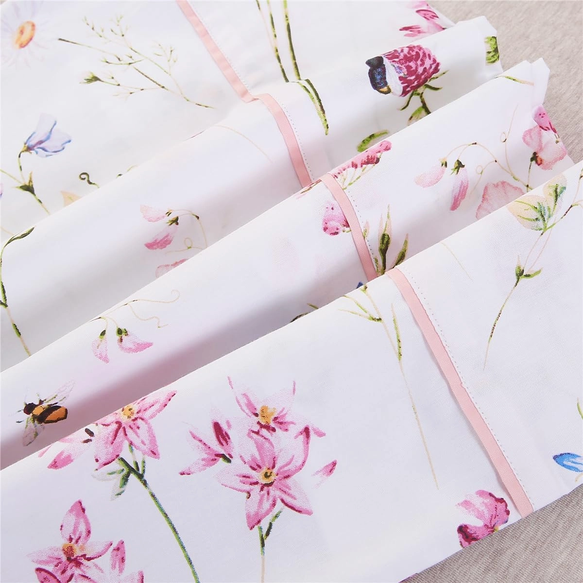 URBONUR 100% Cotton Pillowcases Set of 2 Standard Size Garden Pink Flowers Bees Printed Pillow Cases Soft Cooling Pillowcase Decorative Pillow Cover (Standard, 20x26 Inches, Pink Bee)
